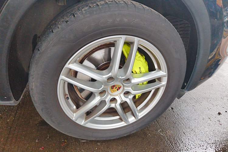 Used Porsche Cayenne E-Hybrid 2016 Cayenne S E-Hybrid 3.0T Right Front Wheel Hub