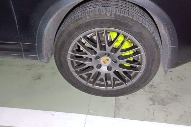 Used Porsche Cayenne E-Hybrid 2016 Cayenne S E-Hybrid 3.0T Right Front Wheel Hub