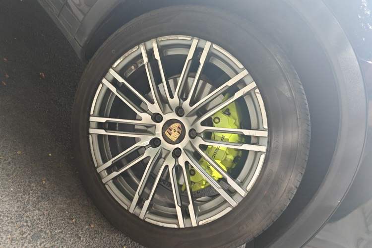 Used Porsche Cayenne E-Hybrid 2016 Cayenne S E-Hybrid 3.0T Right Front Wheel Hub