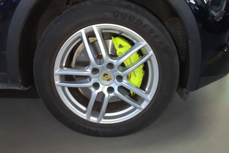 Used Porsche Cayenne E-Hybrid 2016 Cayenne S E-Hybrid 3.0T Right Front Wheel Hub