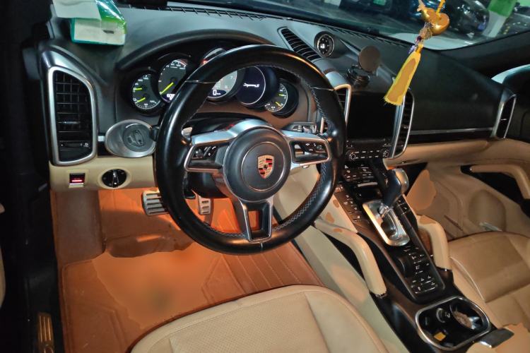 Used Porsche Cayenne E-Hybrid 2016 Cayenne S E-Hybrid 3.0T Steering Wheel