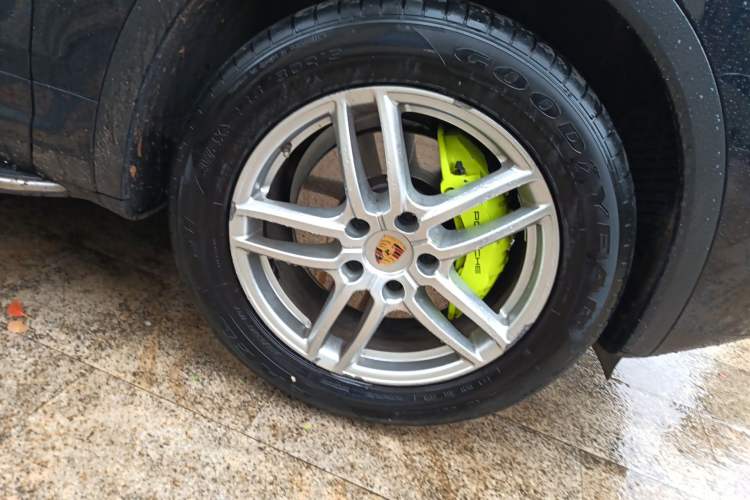 Used Porsche Cayenne E-Hybrid 2016 Cayenne S E-Hybrid 3.0T Right Front Wheel Hub