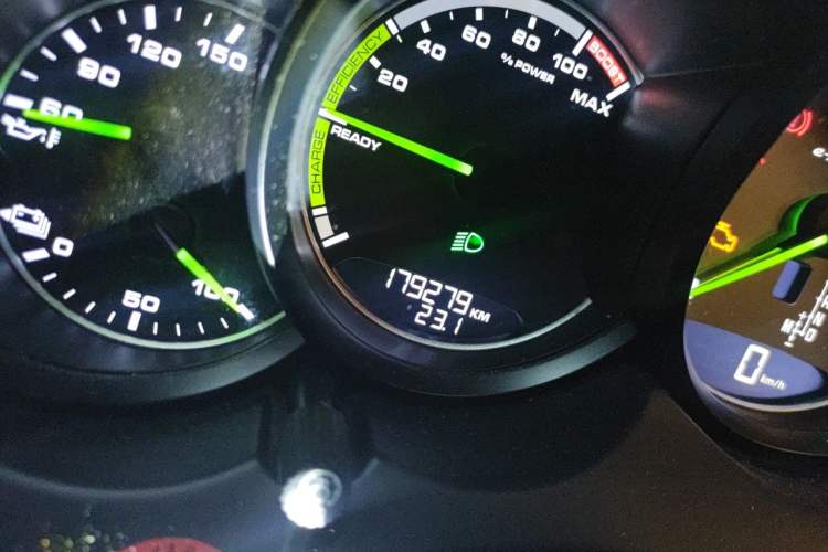 Used Porsche Cayenne E-Hybrid 2016 Cayenne S E-Hybrid 3.0T Odometer Close Up