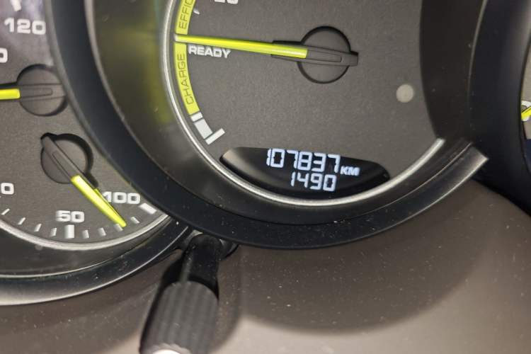 Used Porsche Cayenne E-Hybrid 2016 Cayenne S E-Hybrid 3.0T Odometer Close Up