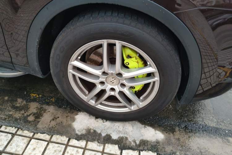 Used Porsche Cayenne E-Hybrid 2016 Cayenne S E-Hybrid 3.0T Right Front Wheel Hub