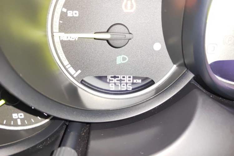 Used Porsche Cayenne E-Hybrid 2016 Cayenne S E-Hybrid 3.0T Odometer Close Up