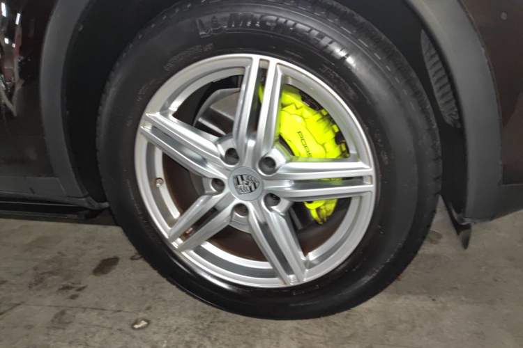 Used Porsche Cayenne E-Hybrid 2016 Cayenne S E-Hybrid 3.0T Right Front Wheel Hub