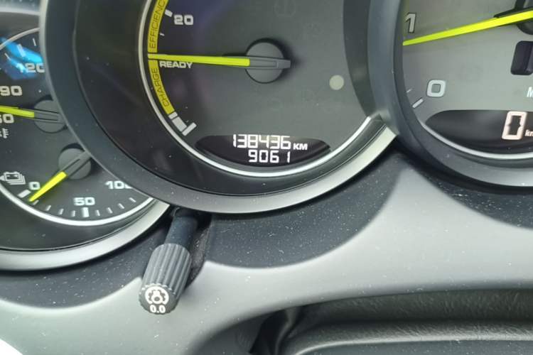 Used Porsche Cayenne E-Hybrid 2016 Cayenne S E-Hybrid 3.0T Odometer Close Up