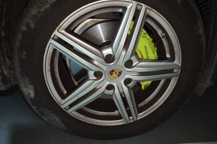 Used Porsche Cayenne E-Hybrid 2016 Cayenne S E-Hybrid 3.0T Right Front Wheel Hub