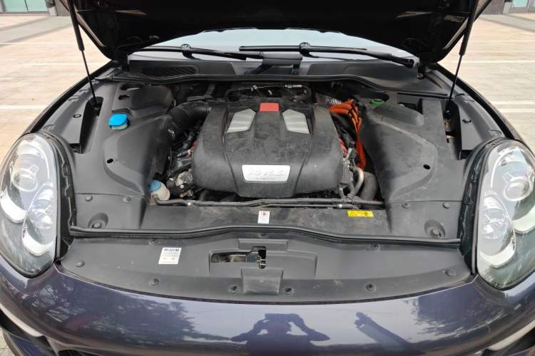 Used Porsche Cayenne E-Hybrid 2016 Cayenne S E-Hybrid 3.0T Engine Bay