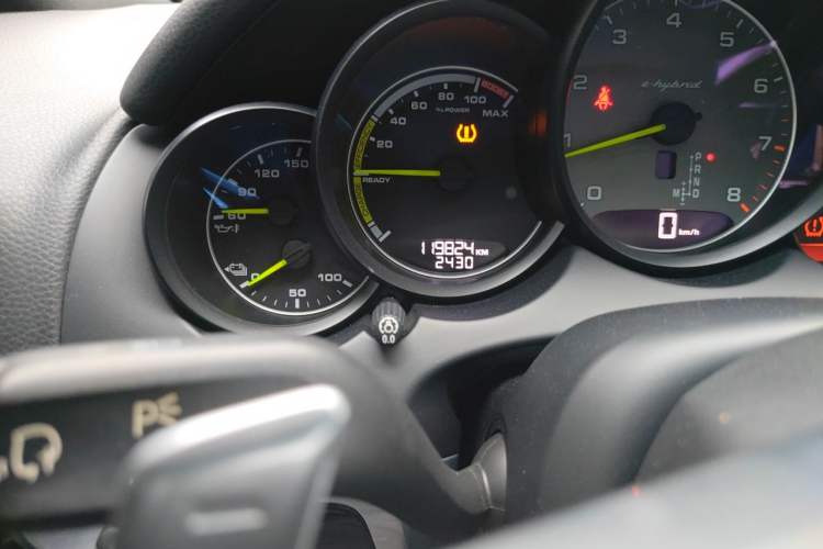 Used Porsche Cayenne E-Hybrid 2016 Cayenne S E-Hybrid 3.0T Odometer Close Up