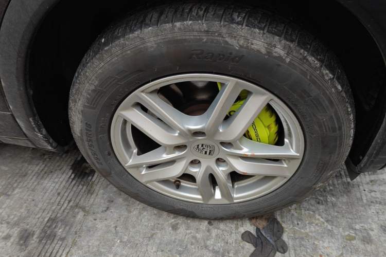 Used Porsche Cayenne E-Hybrid 2016 Cayenne S E-Hybrid 3.0T Right Front Wheel Hub
