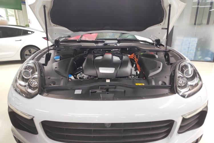 Used Porsche Cayenne E-Hybrid 2016 Cayenne S E-Hybrid 3.0T Engine Bay