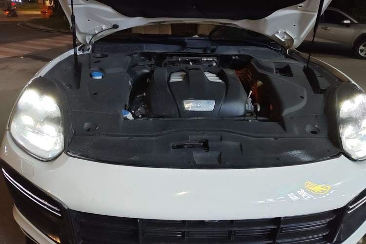 Used Porsche Cayenne E-Hybrid 2016 Cayenne S E-Hybrid 3.0T Engine Bay