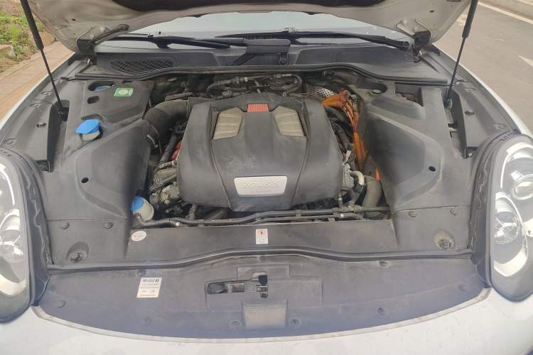 Used Porsche Cayenne E-Hybrid 2016 Cayenne S E-Hybrid 3.0T Engine Bay
