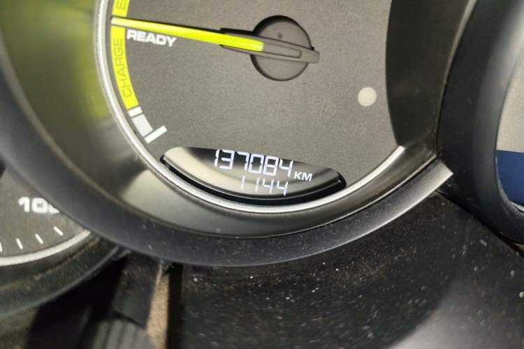 Used Porsche Cayenne E-Hybrid 2016 Cayenne S E-Hybrid 3.0T Odometer Close Up
