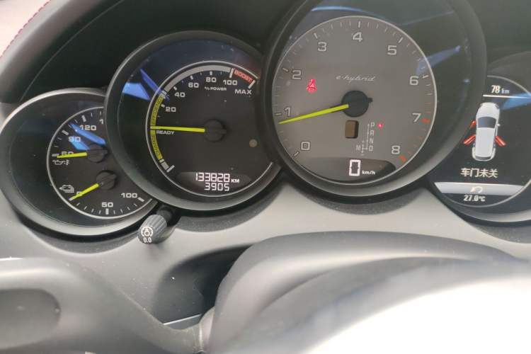 Used Porsche Cayenne E-Hybrid 2016 Cayenne S E-Hybrid 3.0T Odometer Close Up
