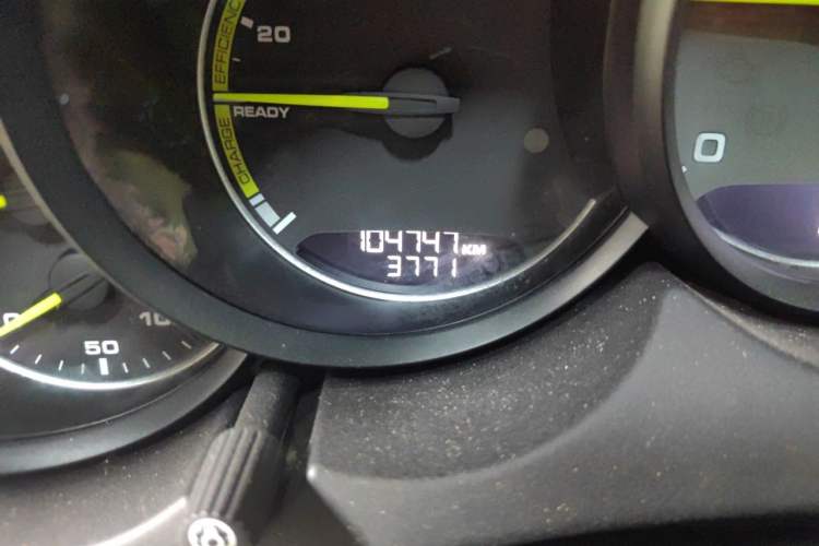 Used Porsche Cayenne E-Hybrid 2016 Cayenne S E-Hybrid 3.0T Odometer Close Up
