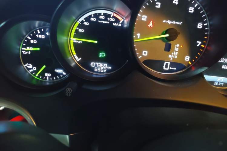 Used Porsche Cayenne E-Hybrid 2016 Cayenne S E-Hybrid 3.0T Odometer Close Up