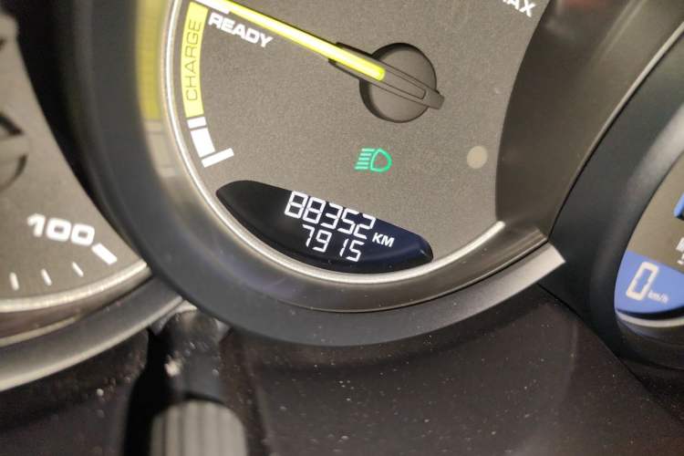 Used Porsche Cayenne E-Hybrid 2016 Cayenne S E-Hybrid 3.0T Odometer Close Up