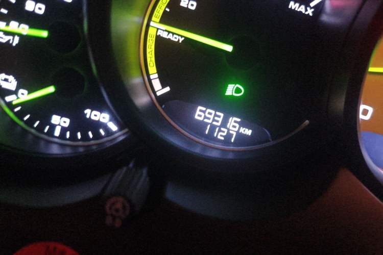 Used Porsche Cayenne E-Hybrid 2016 Cayenne S E-Hybrid 3.0T Odometer Close Up