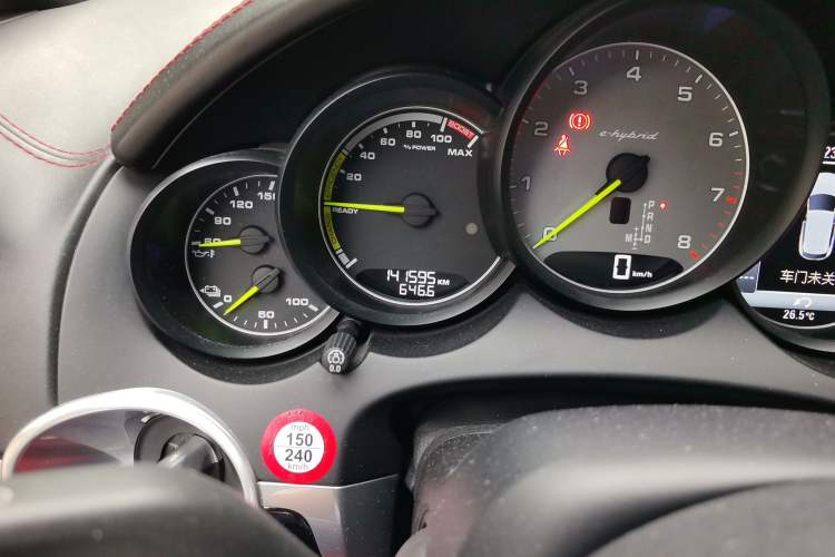 Used Porsche Cayenne E-Hybrid 2016 Cayenne S E-Hybrid 3.0T Odometer Close Up