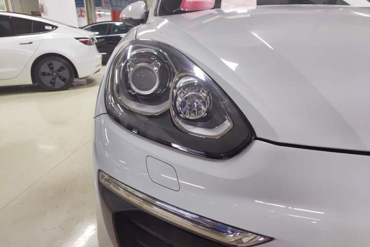 Used Porsche Cayenne E-Hybrid 2016 Cayenne S E-Hybrid 3.0T Right Front Headlight