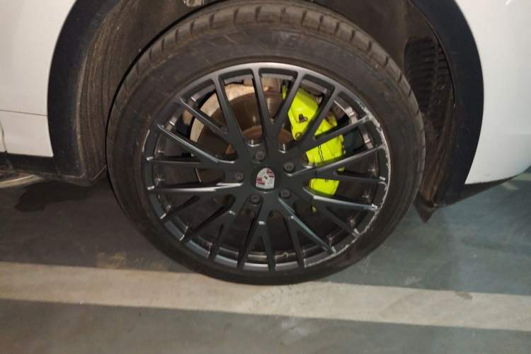 Used Porsche Cayenne E-Hybrid 2016 Cayenne S E-Hybrid 3.0T Right Front Wheel Hub