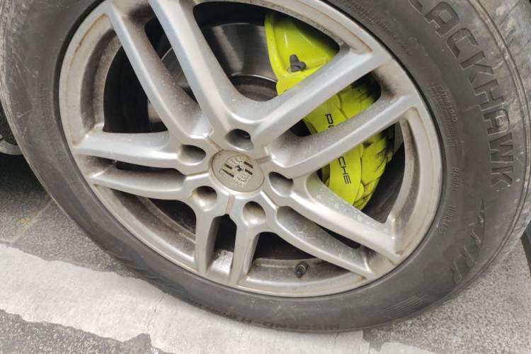 Used Porsche Cayenne E-Hybrid 2016 Cayenne S E-Hybrid 3.0T Right Front Wheel Hub