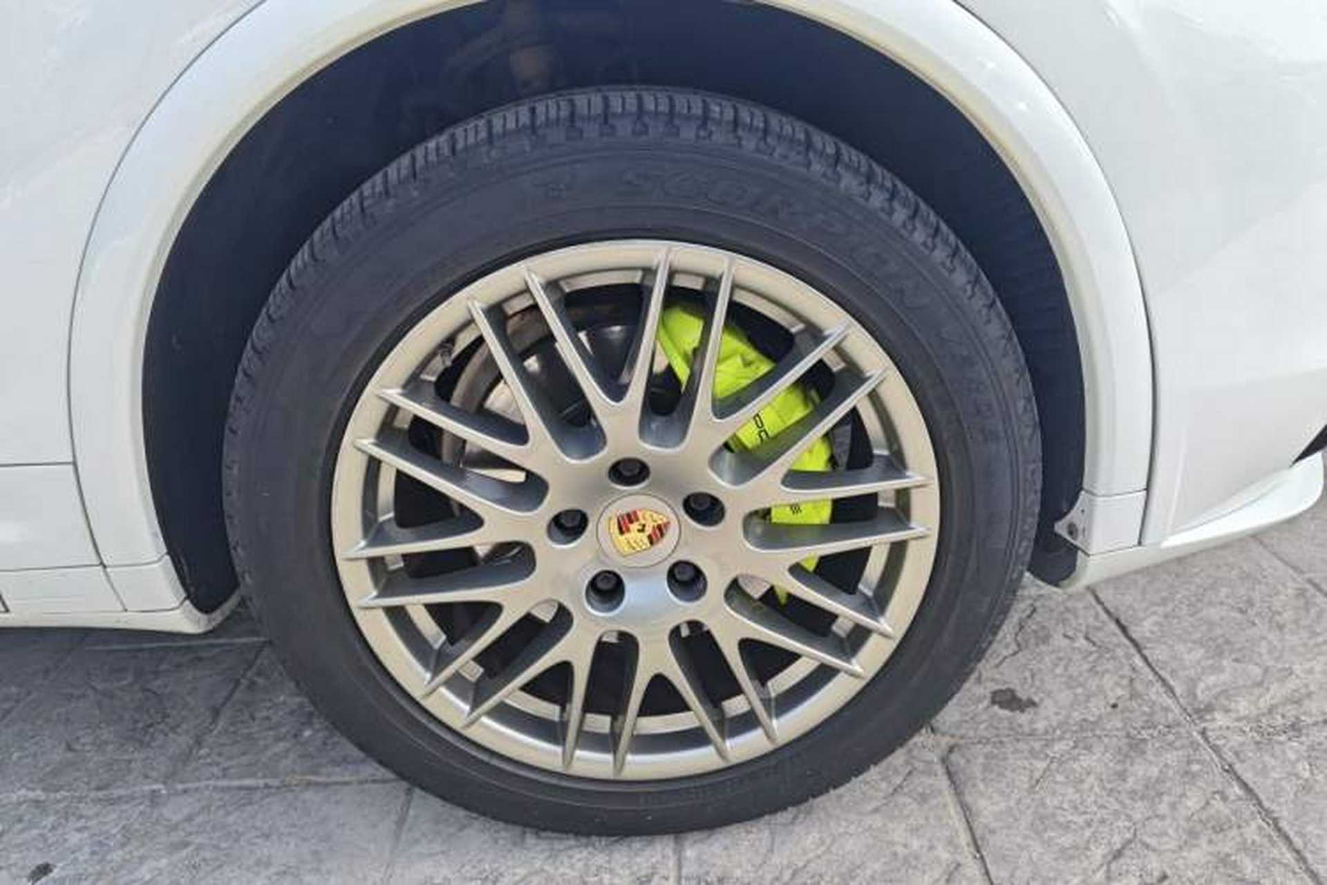 Used Porsche Cayenne E-Hybrid 2016 Cayenne S E-Hybrid 3.0T Right Front Wheel Hub