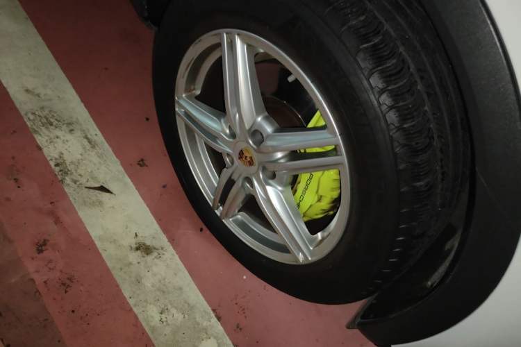 Used Porsche Cayenne E-Hybrid 2016 Cayenne S E-Hybrid 3.0T Right Front Wheel Hub