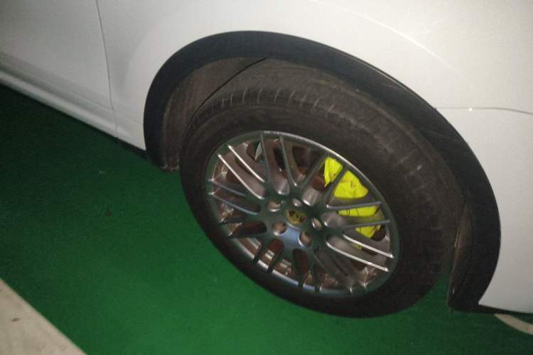 Used Porsche Cayenne E-Hybrid 2016 Cayenne S E-Hybrid 3.0T Right Front Wheel Hub