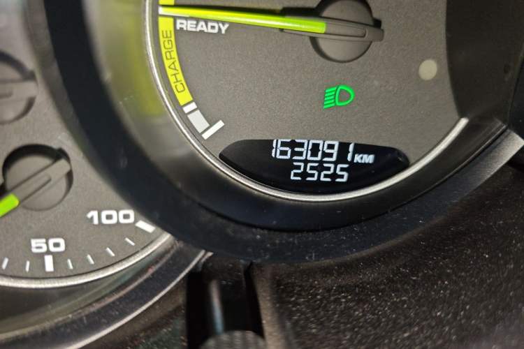 Used Porsche Cayenne E-Hybrid 2016 Cayenne S E-Hybrid 3.0T Odometer Close Up