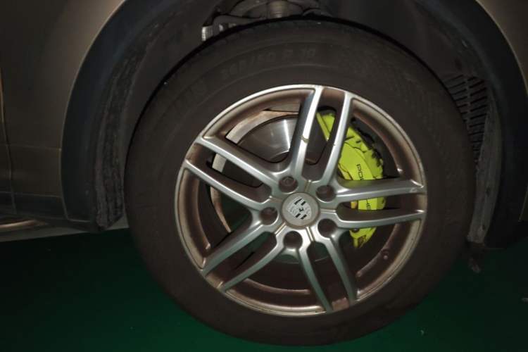 Used Porsche Cayenne E-Hybrid 2016 Cayenne S E-Hybrid 3.0T Right Front Wheel Hub