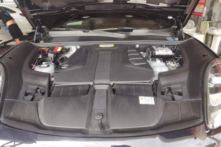 Used Porsche Cayenne E-Hybrid 2019 Cayenne E-Hybrid 2.0T Engine Bay