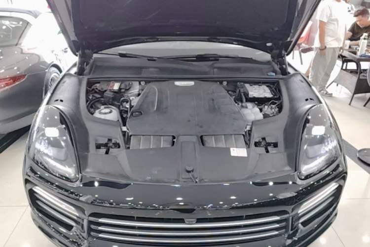 Used Porsche Cayenne E-Hybrid 2019 Cayenne E-Hybrid 2.0T Engine Bay