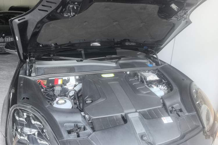 Used Porsche Cayenne E-Hybrid 2019 Cayenne E-Hybrid 2.0T Engine Bay