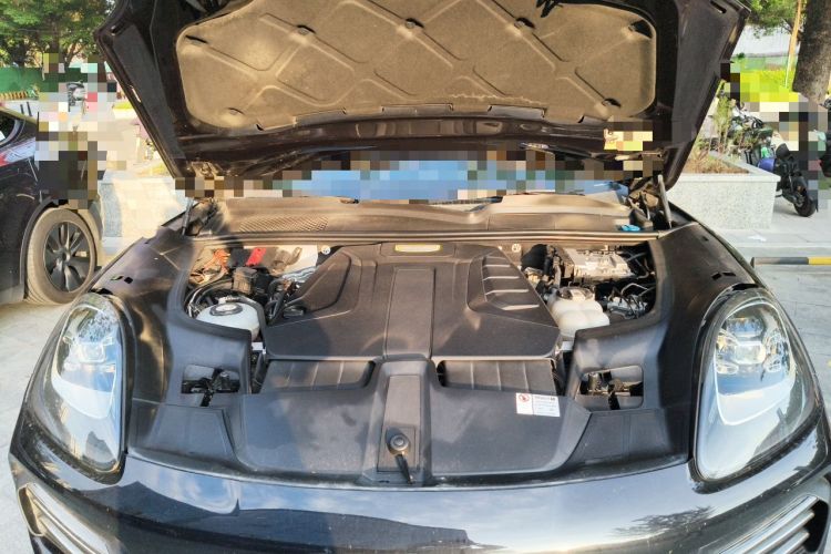 Used Porsche Cayenne E-Hybrid 2019 Cayenne E-Hybrid 2.0T Engine Bay