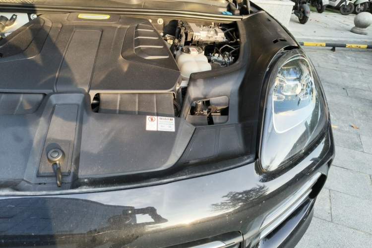 Used Porsche Cayenne E-Hybrid 2019 Cayenne E-Hybrid 2.0T Engine Bay Left