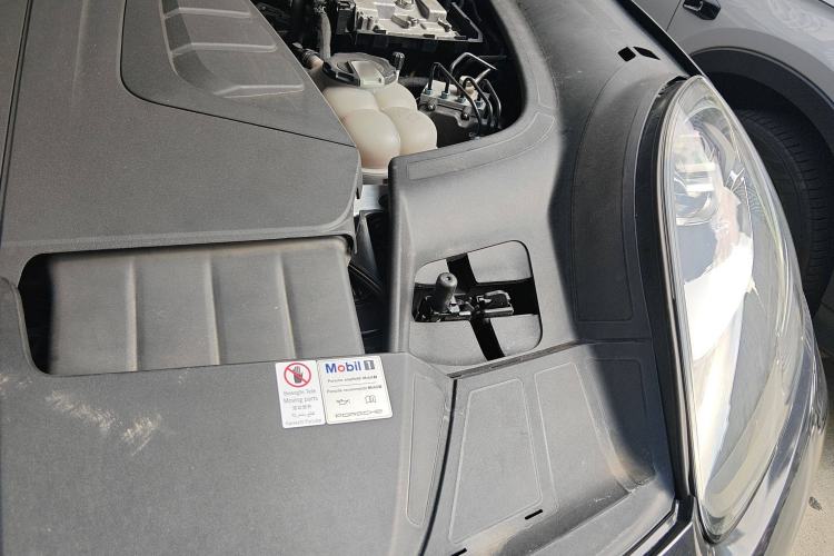 Used Porsche Cayenne E-Hybrid 2019 Cayenne E-Hybrid 2.0T Engine Bay Left