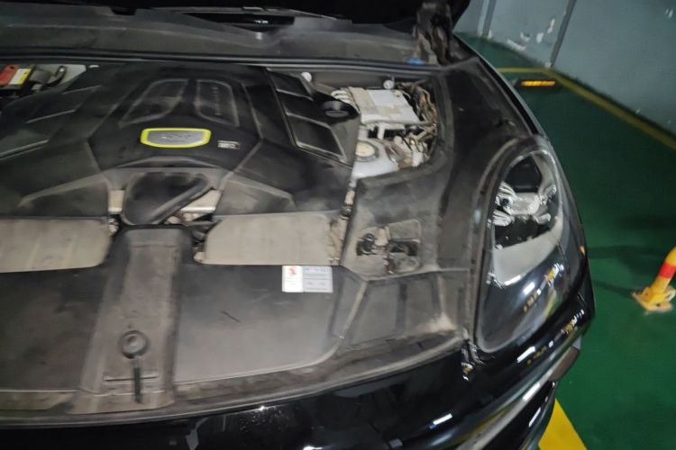 Used Porsche Cayenne E-Hybrid  Engine Bay Left