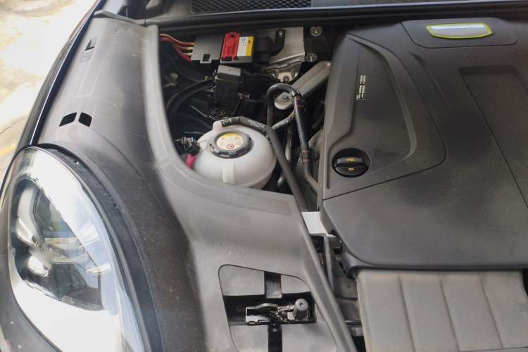 Used Porsche Cayenne E-Hybrid 2019 Cayenne E-Hybrid 2.0T Engine Bay Right