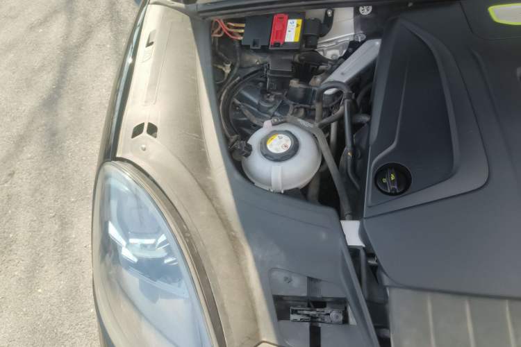 Used Porsche Cayenne E-Hybrid 2019 Cayenne E-Hybrid 2.0T Engine Bay Right