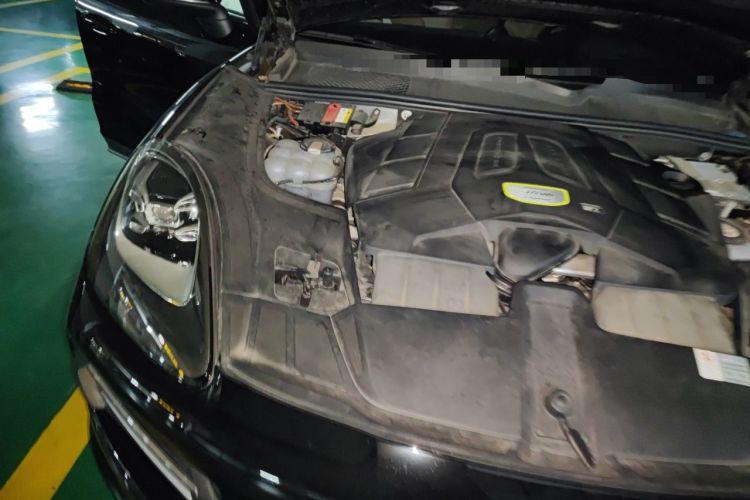 Used Porsche Cayenne E-Hybrid  Engine Bay Right