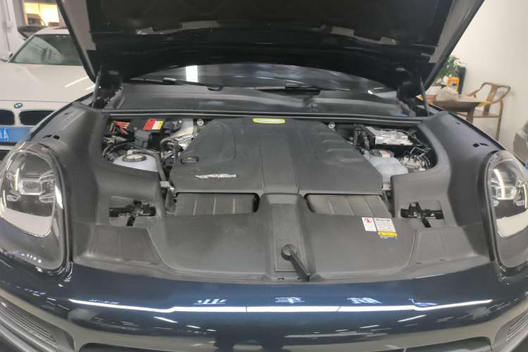 Used Porsche Cayenne E-Hybrid 2019 Cayenne E-Hybrid 2.0T Engine Bay