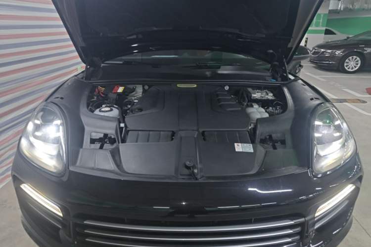 Used Porsche Cayenne E-Hybrid 2019 Cayenne E-Hybrid 2.0T Engine Bay