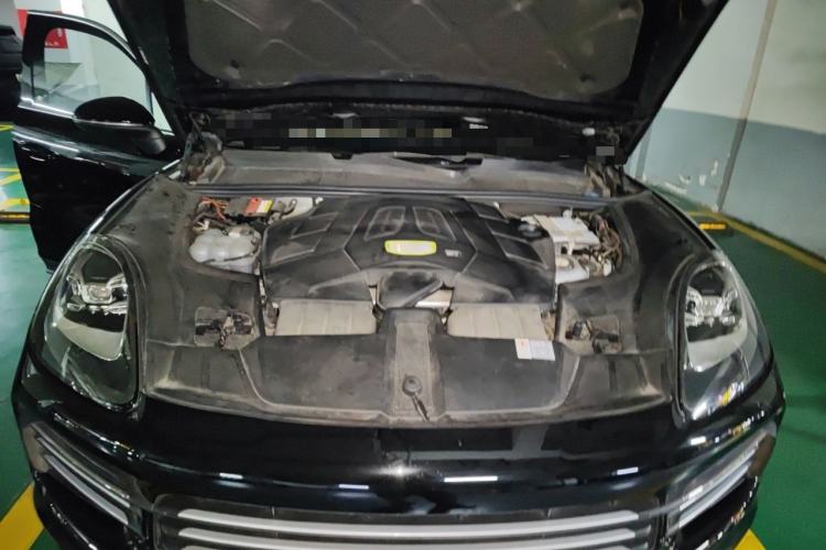 Used Porsche Cayenne E-Hybrid  Engine Bay