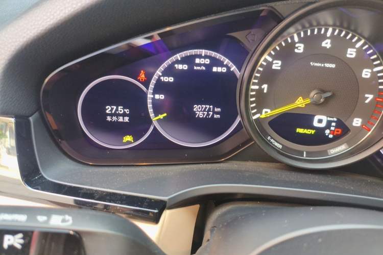 Used Porsche Cayenne E-Hybrid 2019 Cayenne E-Hybrid 2.0T Odometer Close Up