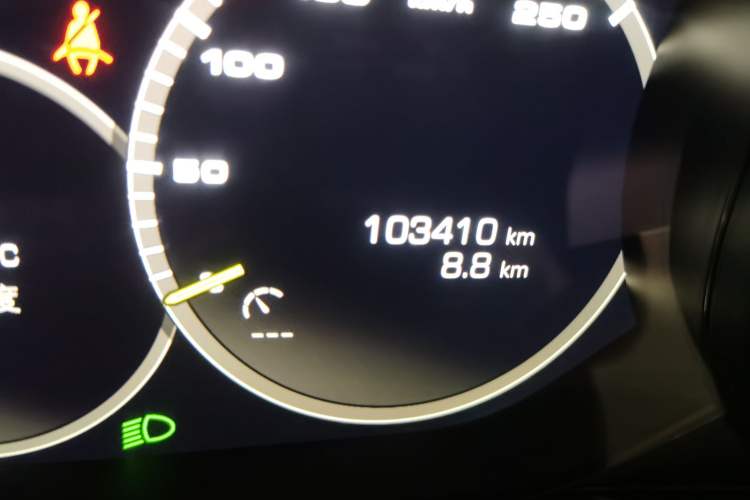 Used Porsche Cayenne E-Hybrid 2019 Cayenne E-Hybrid 2.0T Odometer Close Up