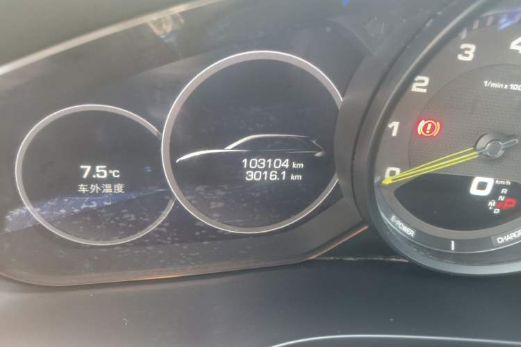 Used Porsche Cayenne E-Hybrid 2019 Cayenne E-Hybrid 2.0T Odometer Close Up